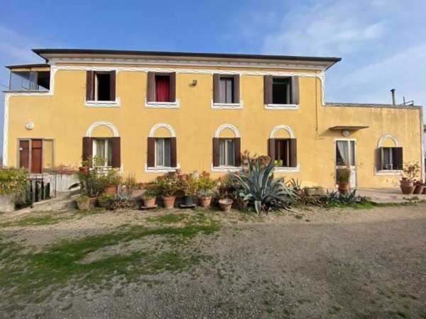 casa indipendente in vendita a Badia Polesine in zona Villa d'Adige