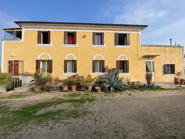 casa indipendente in vendita a Badia Polesine in zona Villa d'Adige