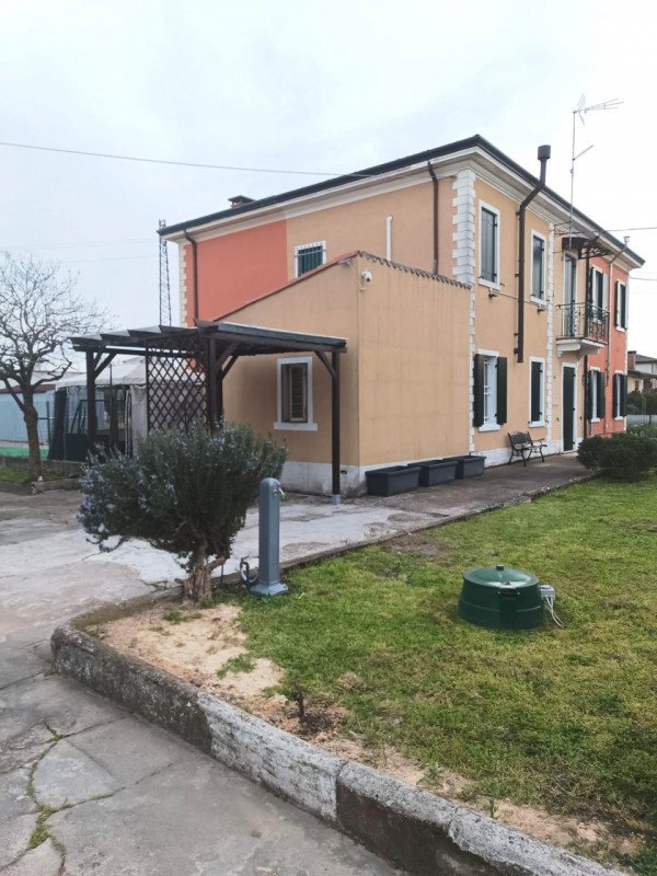 casa indipendente in vendita a Badia Polesine in zona Crocetta