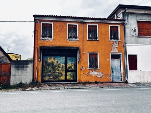 negozio in vendita a Badia Polesine in zona Villa d'Adige