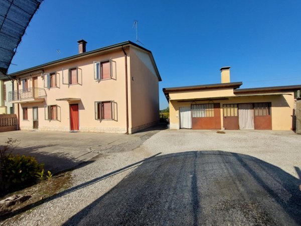 casa indipendente in vendita a Badia Polesine in zona Villa d'Adige