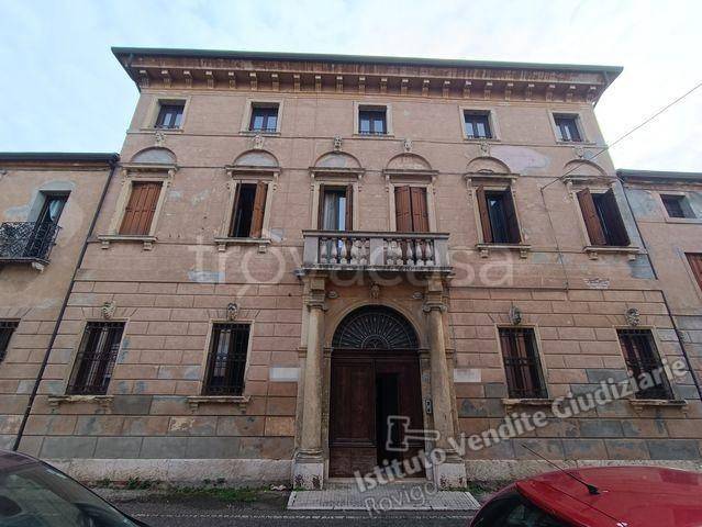 locale commerciale in vendita a Badia Polesine