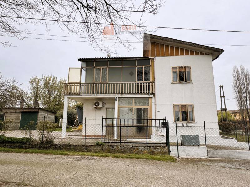 casa indipendente in vendita a Bagnolo di Po in zona Corà