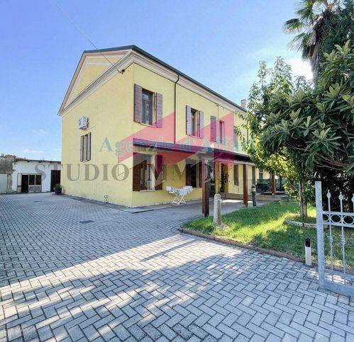 casa indipendente in vendita a Castelmassa