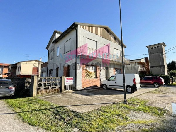 casa indipendente in vendita a Castelmassa