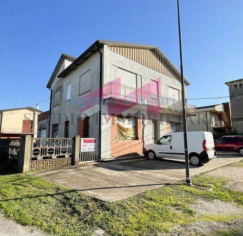 casa indipendente in vendita a Castelmassa