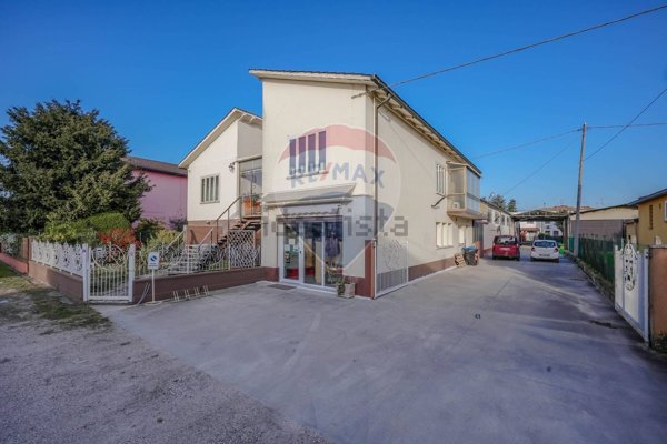 casa indipendente in vendita a Castelmassa