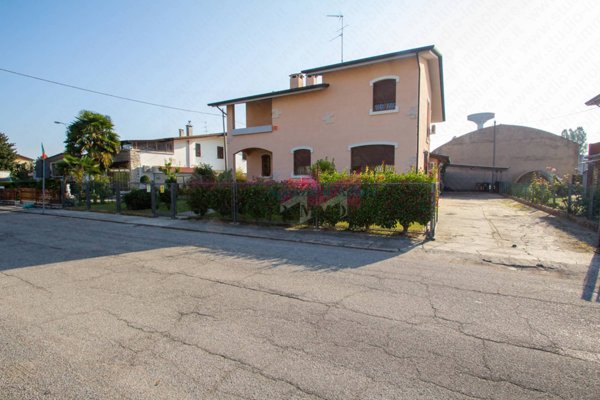 casa indipendente in vendita a Castelnovo Bariano