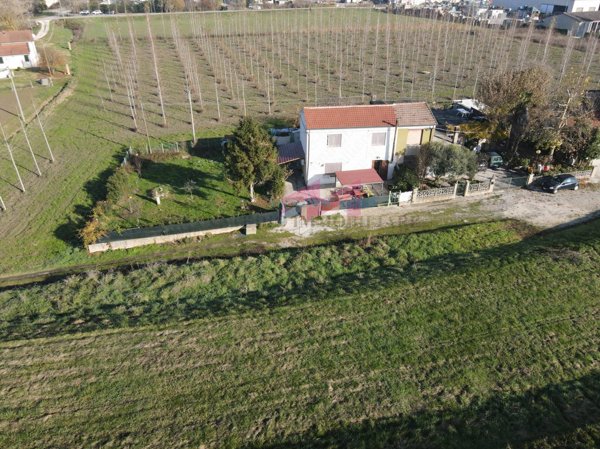 casa indipendente in vendita a Castelnovo Bariano