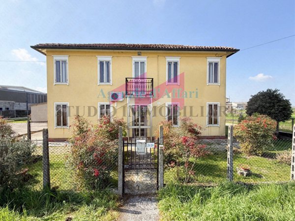 casa indipendente in vendita a Castelnovo Bariano