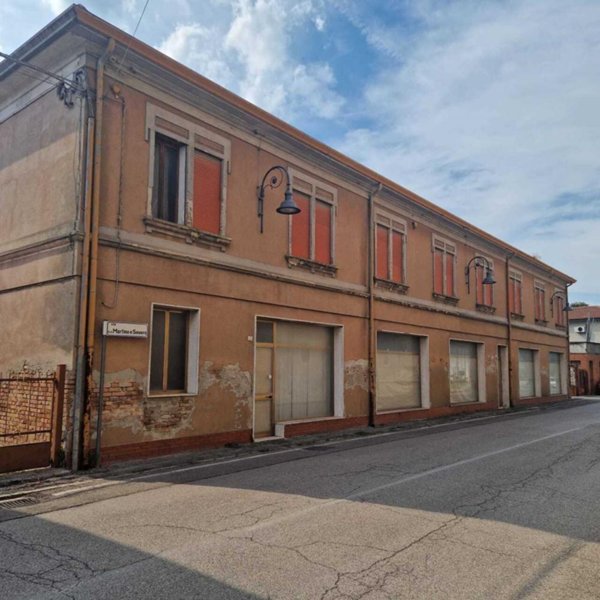 locale commerciale in vendita a Crespino in zona Passetto