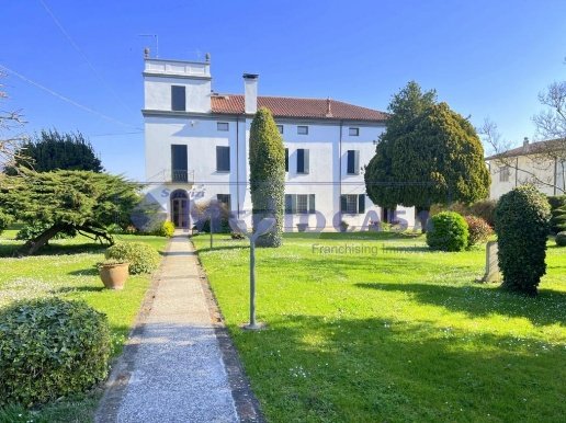 villa in vendita a Crespino