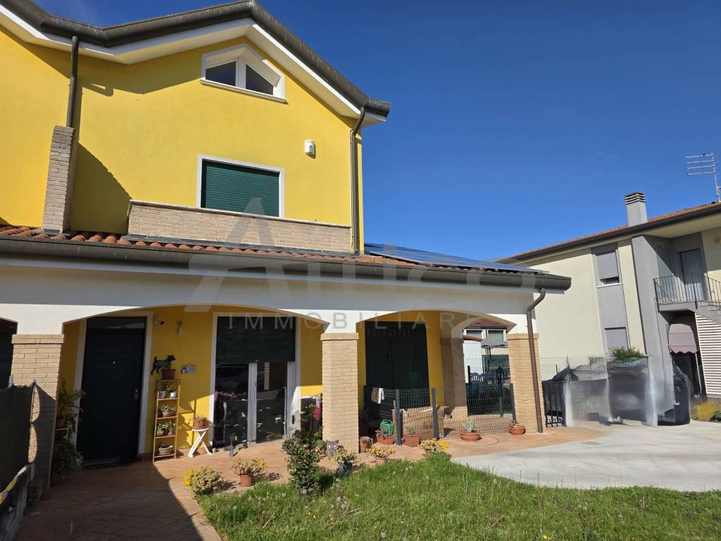 casa indipendente in vendita a Gavello
