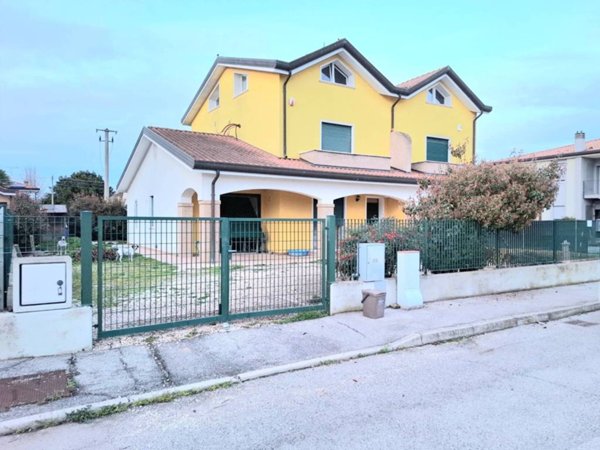 casa indipendente in vendita a Gavello