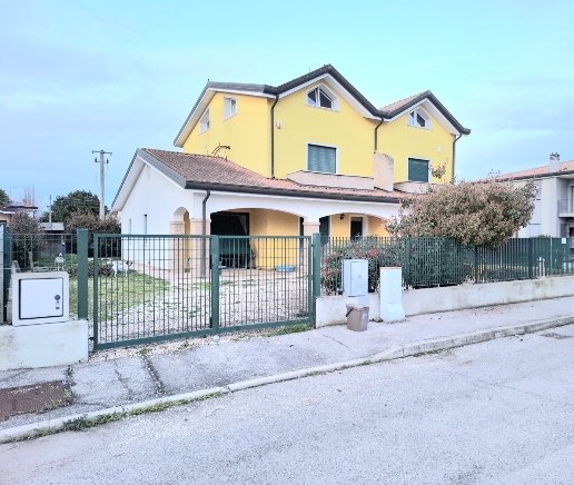 casa indipendente in vendita a Gavello