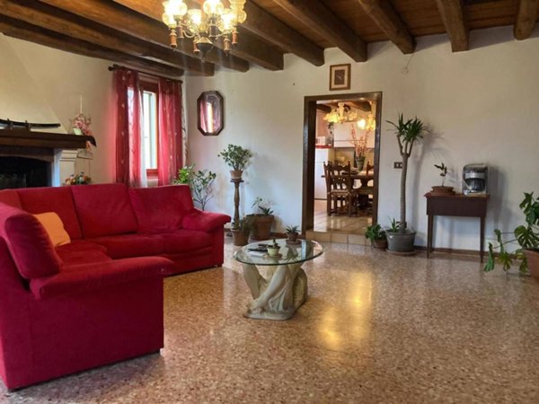 casa indipendente in vendita a Gavello in zona Magnolina