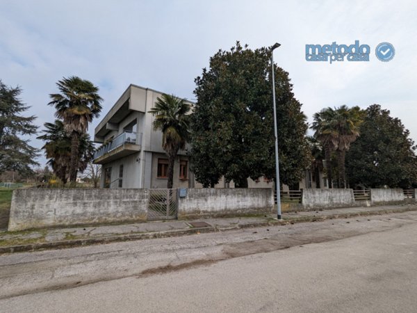 casa indipendente in vendita a Gavello