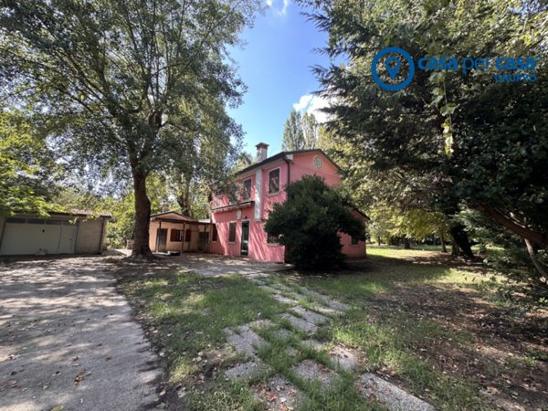 casa indipendente in vendita a Gavello in zona Magnolina