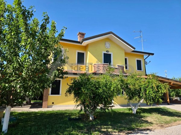 casa indipendente in vendita a Gavello