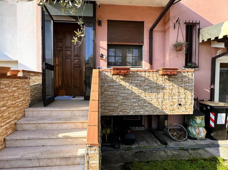 casa indipendente in vendita a Giacciano con Baruchella in zona Baruchella