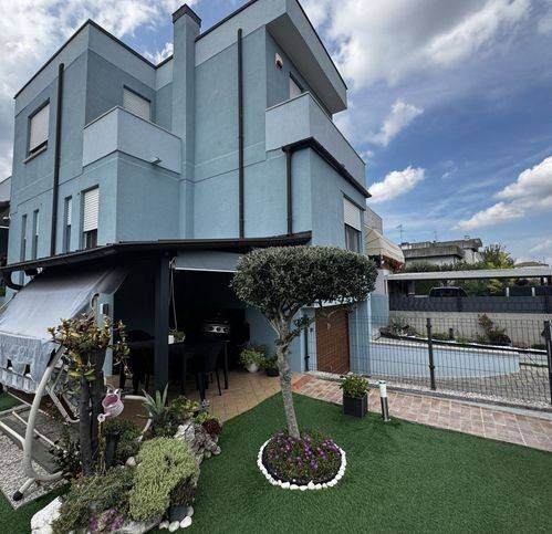 casa indipendente in vendita a Giacciano con Baruchella in zona Baruchella