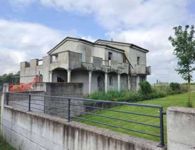 casa indipendente in vendita a Giacciano con Baruchella in zona Baruchella
