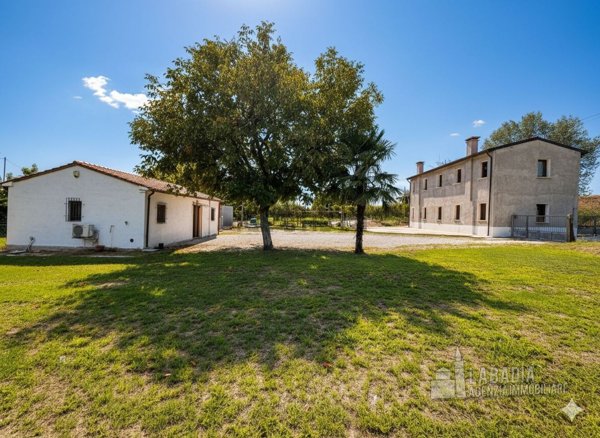 casa indipendente in vendita a Giacciano con Baruchella in zona Baruchella