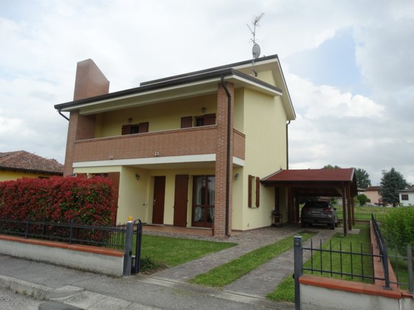 casa indipendente in vendita a Guarda Veneta in zona Quarti