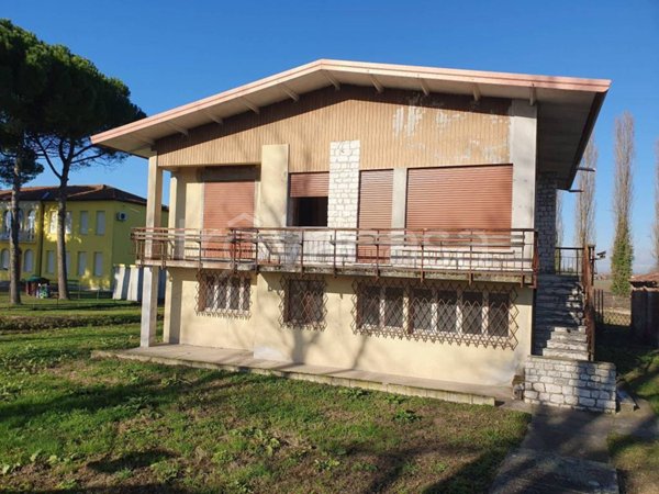 casa indipendente in vendita a Lendinara in zona Rasa