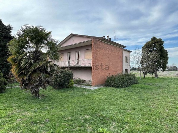 casa indipendente in vendita a Lendinara in zona Rasa