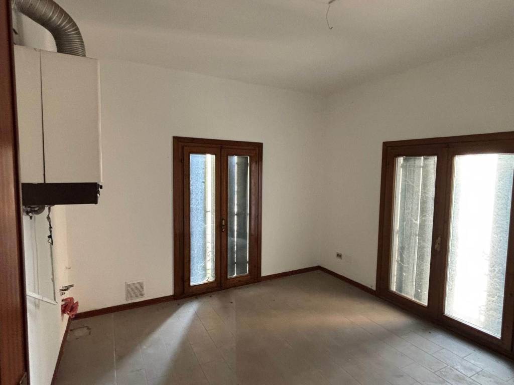 appartamento in vendita a Lendinara in zona Rasa