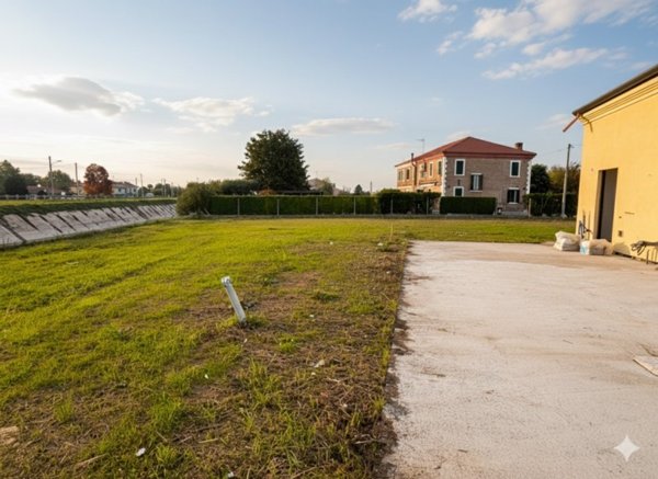 casa indipendente in vendita a Lendinara in zona Saguedo