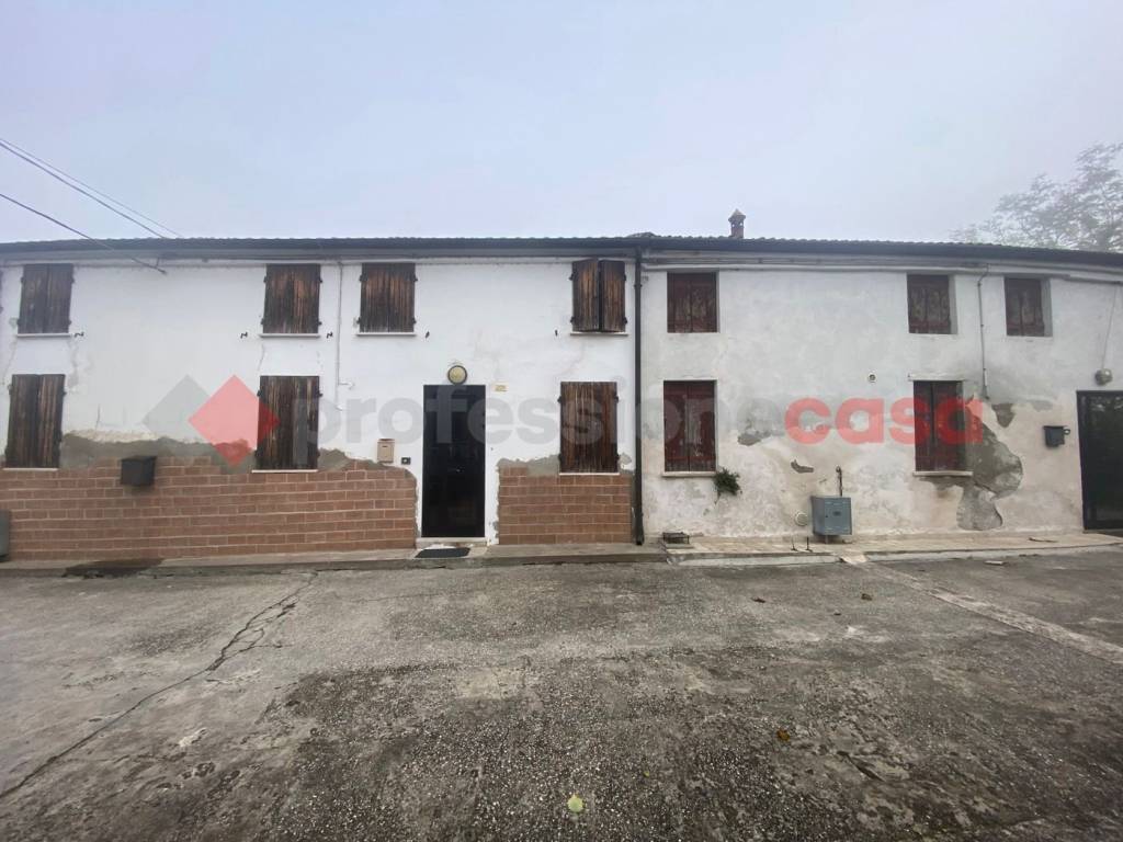 casa indipendente in vendita a Lendinara in zona Valdentro