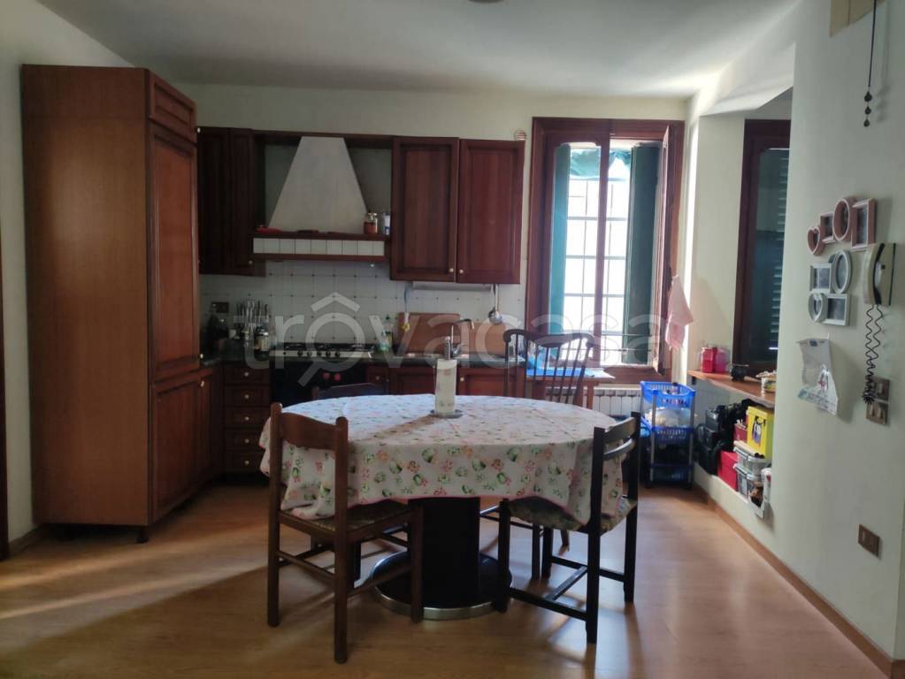appartamento in vendita a Lendinara in zona Rasa