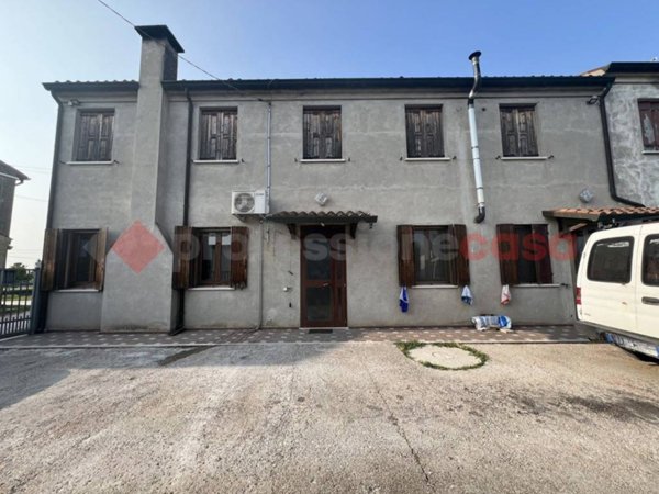 casa indipendente in vendita a Lendinara in zona Saguedo