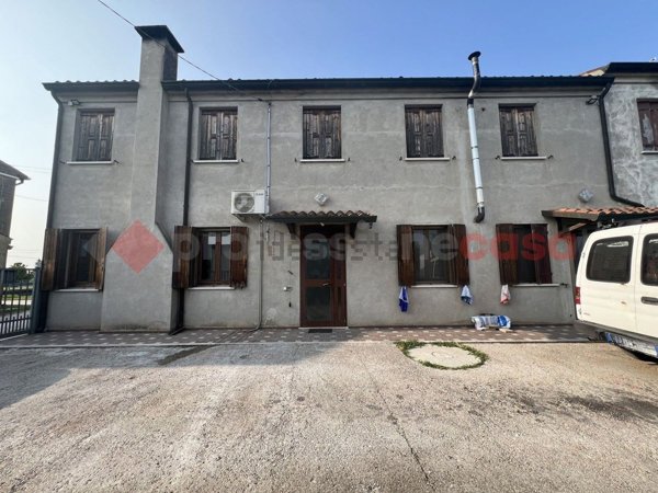 casa indipendente in vendita a Lendinara in zona Saguedo