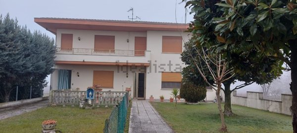 casa indipendente in vendita a Lendinara in zona Rasa