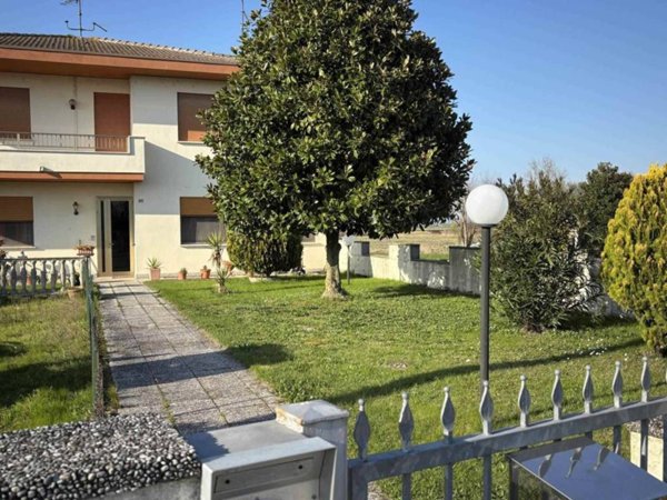 appartamento in vendita a Lendinara in zona Rasa