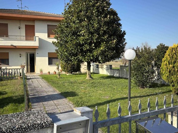 appartamento in vendita a Lendinara in zona Rasa