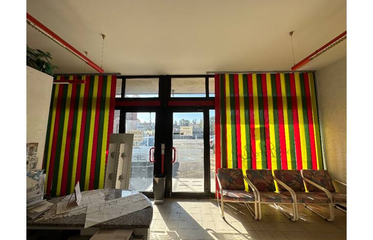 locale commerciale in vendita a Lendinara