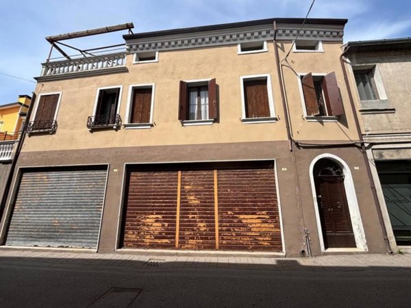 intera palazzina in vendita a Lendinara
