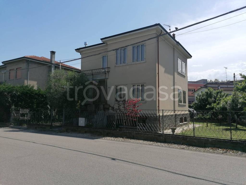 casa indipendente in vendita a Lendinara in zona Rasa