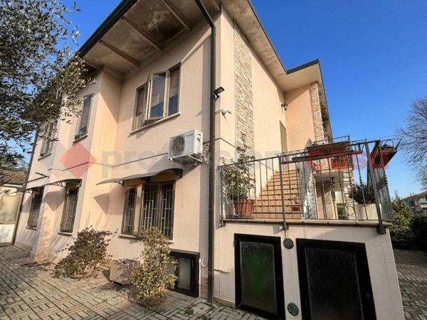 casa indipendente in vendita a Lendinara in zona Saguedo