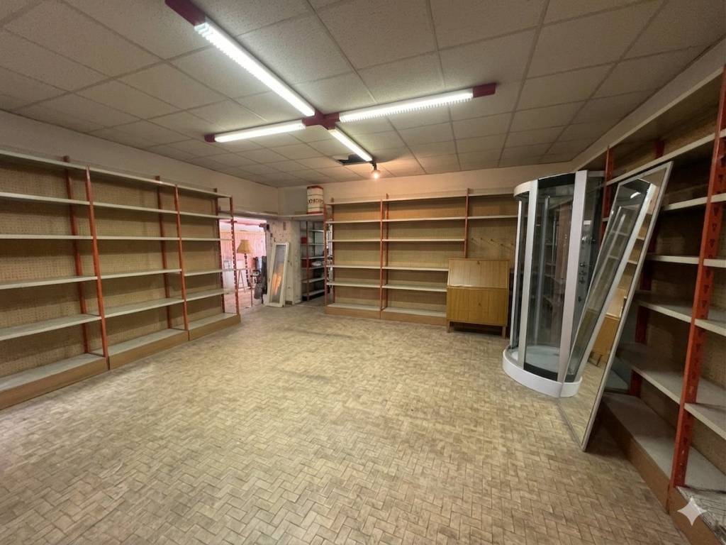 negozio in vendita a Lendinara in zona Rasa