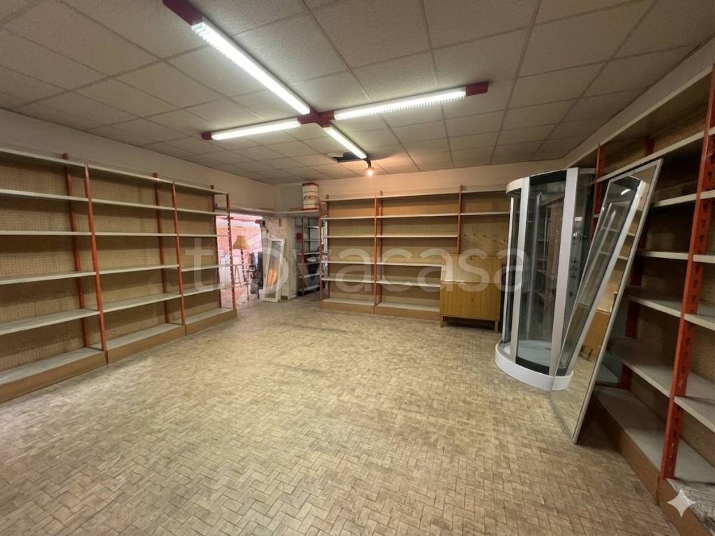 negozio in vendita a Lendinara in zona Rasa