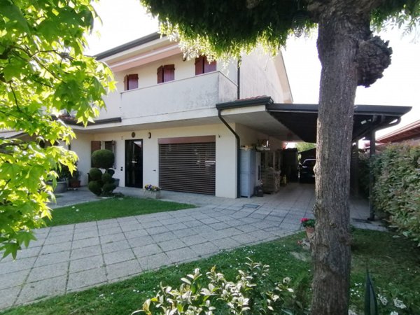 casa indipendente in vendita a Lendinara in zona Rasa