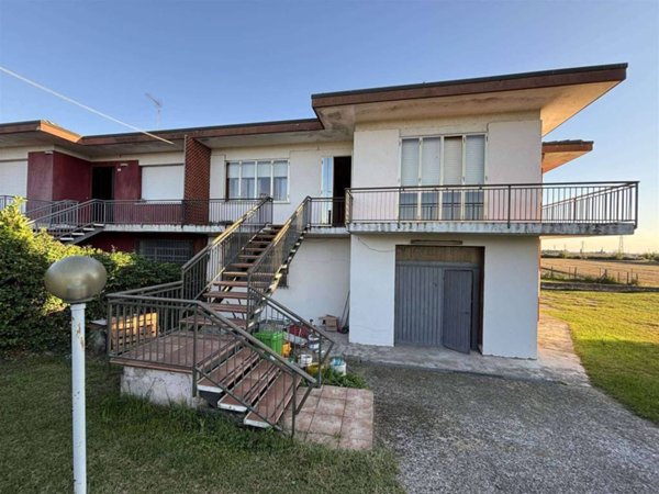 casa indipendente in vendita a Lendinara in zona Rasa