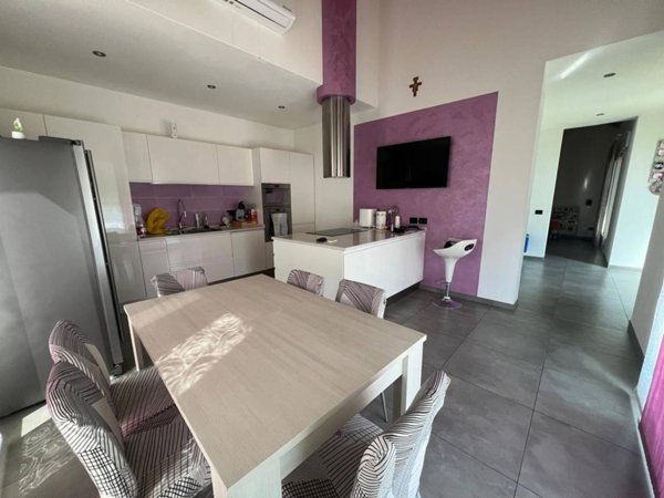 casa indipendente in vendita a Lendinara in zona Rasa