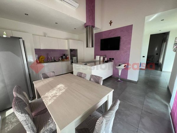 casa indipendente in vendita a Lendinara in zona Rasa