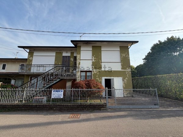 casa indipendente in vendita a Lendinara in zona Rasa